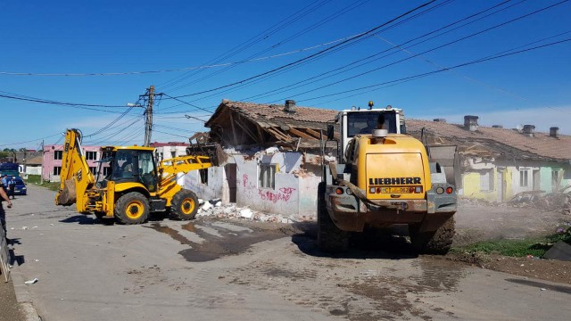 Primăria Mangalia a demolat încă o clădire insalubră de la marginea orașului