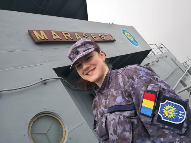 Tânără maistru militar de pe fregata „Mărășești” îi îndeamnă pe tineri să aleagă armata!