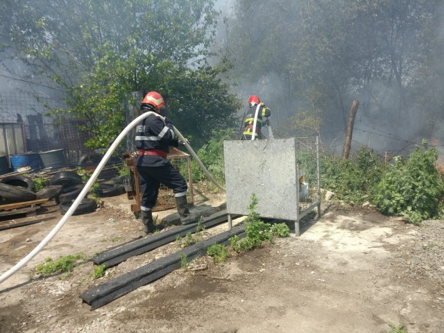 Incendiu în Tulcea: mai multe hale în pericol; o persoană rănită! Video