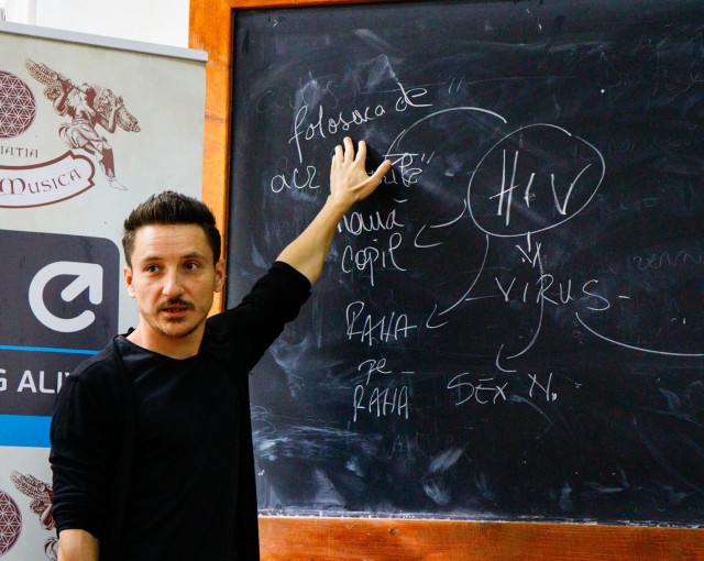 Lecții despre infecția cu HIV/SIDA și stand-up comedy în școlile din Constanța