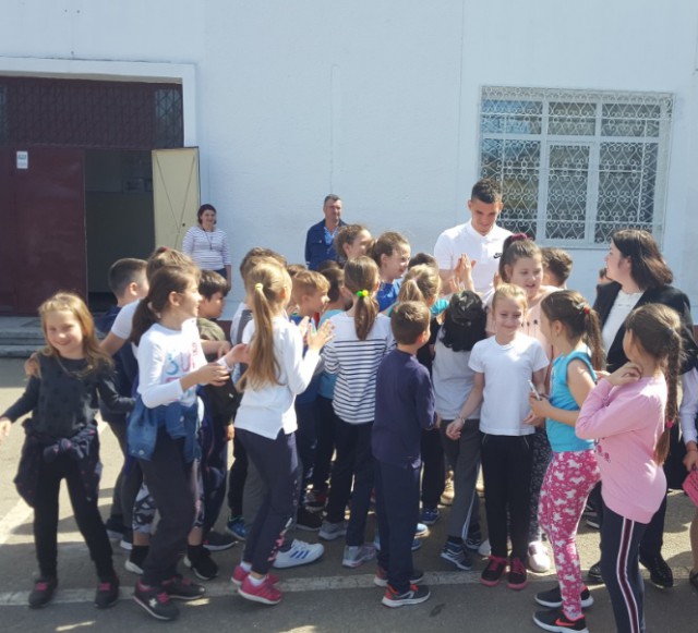 Ianis Hagi, în mijlocul elevilor Școlii Gimnaziale Nr. 18 din Constanţa