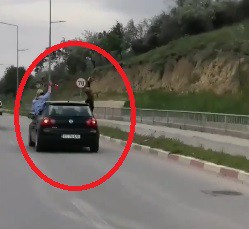 Liceenii continuă PARADA ILEGALĂ, în Constanța: s-au cocoțat pe portierele mașinilor, în MERS! VIDEO