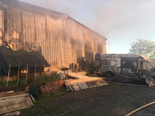 INCENDIU VIOLENT la o brutărie din Tuzla! O autoutilitară s-a făcut SCRUM! VIDEO!