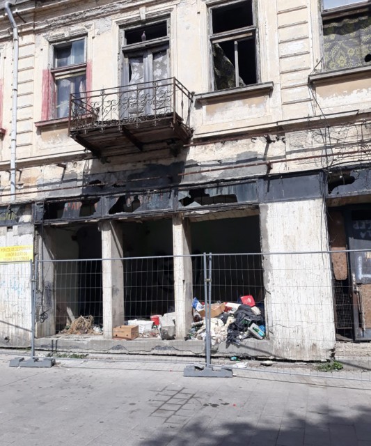 Clădirea de lângă Lupoaică NU face cinste Zonei Peninsulare: proprietarii au vrut s-o consolideze, Primăria NU I-A LĂSAT!