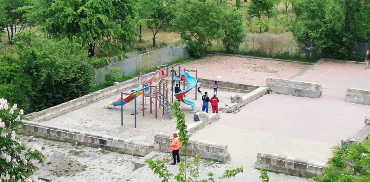 Primăria se mândrește că reabilitează spațiul de joacă de pe Primăverii! Muncitorii... sparg semințe! FOTO