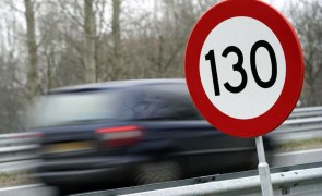 Un bărbat a 'zburat' pe autostradă, dar a dat nas în nas cu polițiștii