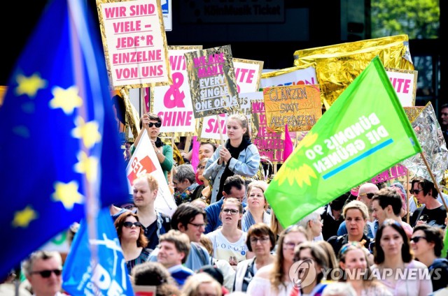 Mii de persoane au manifestat împotriva naţionalismului în mai multe oraşe germane