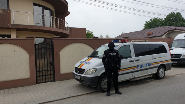 173 de percheziţii în întreaga ţară, într-o săptămână: au fost confiscaţi mii de euro, cocaină, carduri false