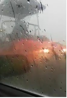 Dorel de la Drumuri asfaltează Autostrada Soarelui pe ploaie torențială! VIDEO