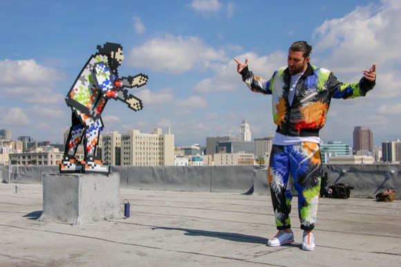 Smiley lansează piesa „Song about nothing“ cu un clip filmat în Los Angeles, alături de versiunea sa 2D