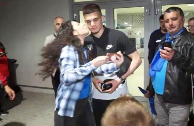 Reacția lui Ianis Hagi când a fost pupat fără avertisment de o olteancă, după meciul de la Craiova
