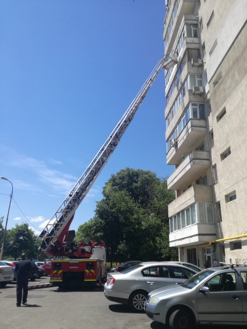 O femeie a stat atârnată de balcon, pe strada Traian! Amenința că se sinucide