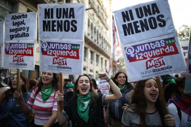 Argentina: Mii de femei protestează şi cer decretarea stării de urgenţă ca urmare a violenţelor de gen