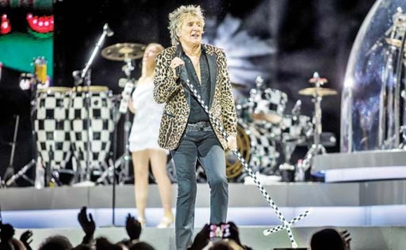 Rod Stewart a plecat în turneu la 73 de ani