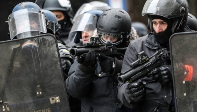 Franţa: 24 de manifestanţi şi-au pierdut un ochi şi 5 o mână din cauza armelor ''flash-ball'' sau a grenadelor lacrimogene