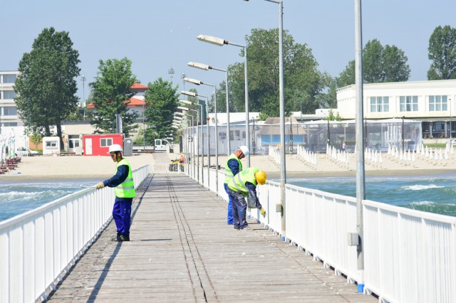 VIDEO. Au început lucrările de reparaţii la pasarela din Mamaia!