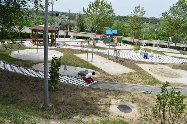 FOTO. Se reamenajează locurile de joacă din Cernavodă