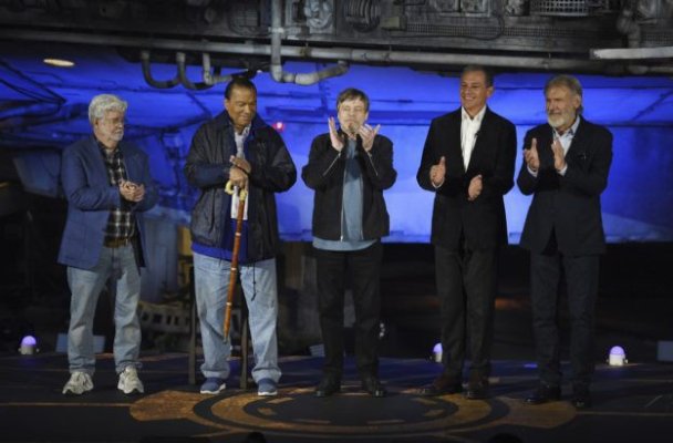 Harrison Ford şi Mark Hamill, însoţiţi de Chewbacca, au inaugurat o atracţie ''Star Wars'' la Disneyland California