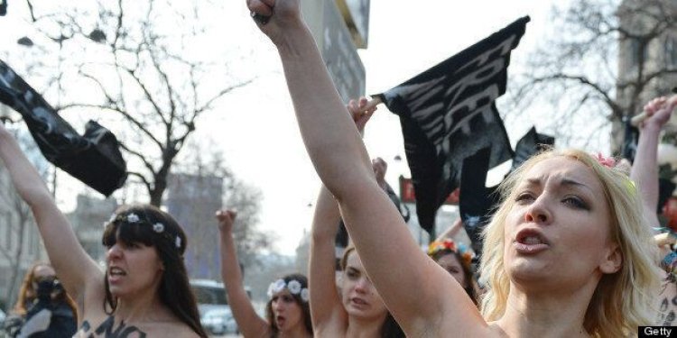 Franţa: Acţiune a militantelor Femen la Paris împotriva crimelor asupra femeilor