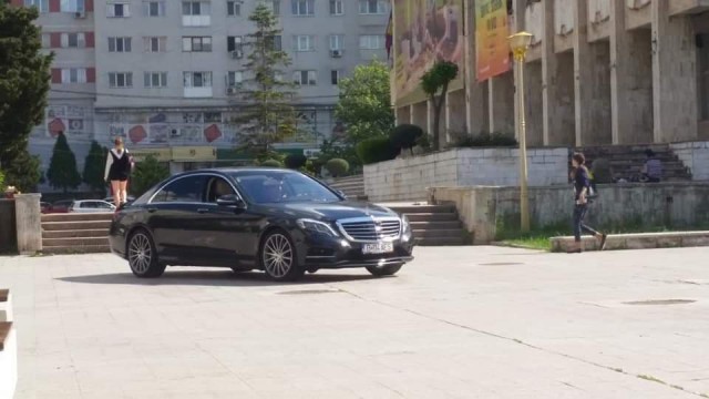NESIMŢIT, TUPEIST, COCALAR: şofer din categoria 'Parchez ca un bou', la Casa de Cultură