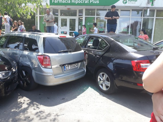 VIDEO. CARAMBOL cu trei maşini, în zona Far: un şofer a părăsit locul incidentului!