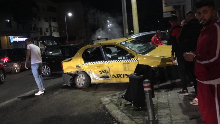 CINCI RĂNIȚI într-un accident provocat de un taximetrist! FOTO
