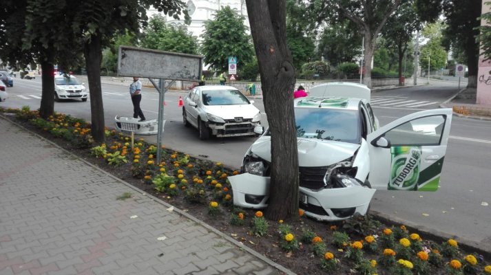 Mașină proiectată într-un copac, pe o stradă principală din Tulcea!