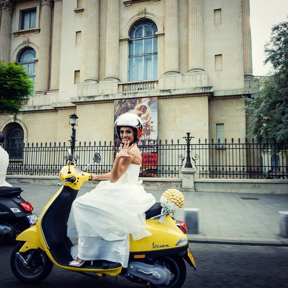 Imagini inedite de la nunta fostei partenere de dans a lui Smiley. Adriela a venit pe scuter