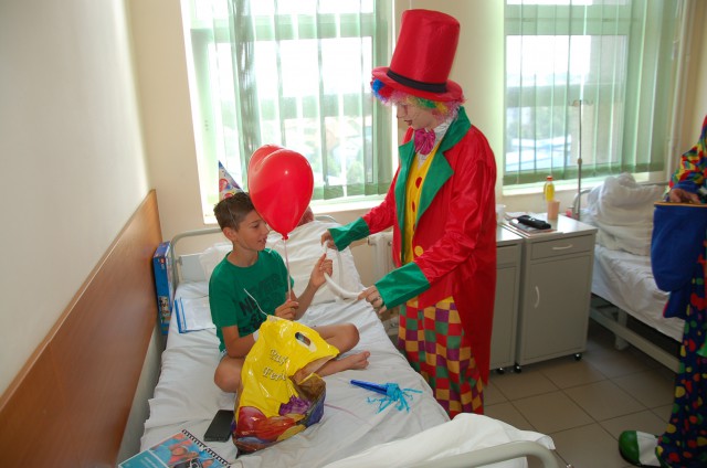 ZIUA COPILULUI în Spitalul Județean și Spitalul de Boli Infecțioase Constanța. Arimex și „Suflete Deschise” au adus MAGIA!