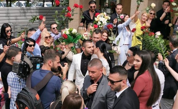 Primele poze de la nunta lui Brigitte Năstase și Florin Pastramă. Mireasa, rochie cu pene, mirele, șah mat la eleganță