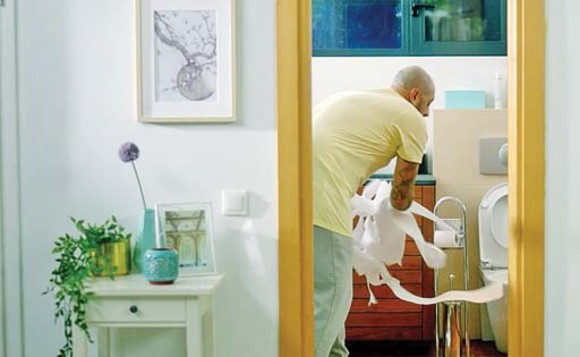 CRBL face reclamă la hârtie igienică, la 7 ani după ce s-a pozat pe WC