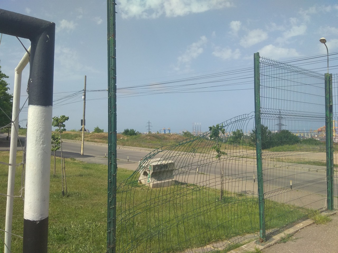 PLÂNGERI PENALE PENTRU DISTRUGERI! Vandalizarea gardului unui teren de sport din Poarta 6, reclamată la Poliție! PLÂNGERI PENALE PENTRU DISTRUGERI! Vandalizarea gardului unui teren de sport din Poarta 6, reclamată la Poliție!