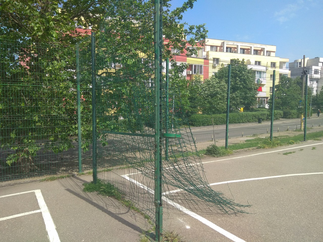 PLÂNGERI PENALE PENTRU DISTRUGERI! Vandalizarea gardului unui teren de sport din Poarta 6, reclamată la Poliție! PLÂNGERI PENALE PENTRU DISTRUGERI! Vandalizarea gardului unui teren de sport din Poarta 6, reclamată la Poliție!