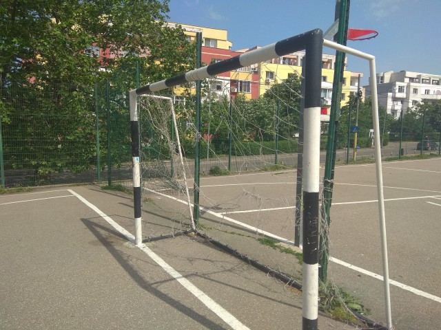 PLÂNGERI PENALE PENTRU DISTRUGERI! Vandalizarea gardului unui teren de sport din Poarta 6, reclamată la Poliție!