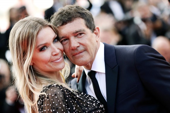 Antonio Banderas și iubita tinerică, senzație pe covorul roșu de la Cannes. Nicole Kimpel, decolteu impecabil