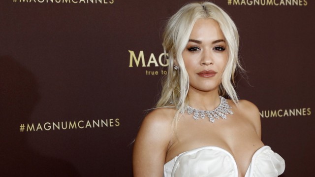 Bijuteriile cântăreţei Rita Ora, în valoare de 3,5 milioane de dolari, uitate în avion