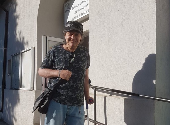 Leo Iorga, sprijinit în baston. Fotografie emoționantă de la secția de votare