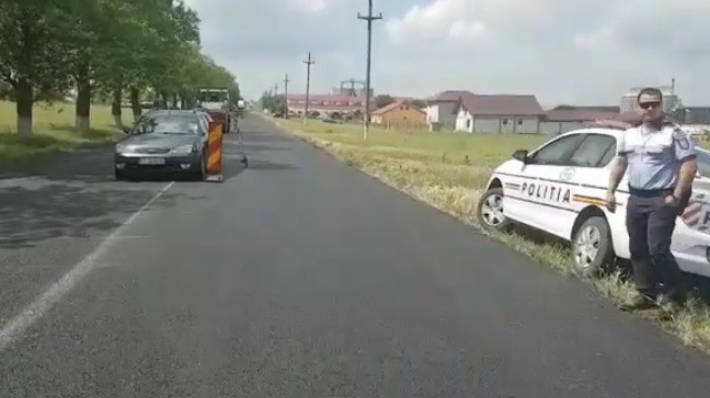 Bărbat care efectua lucrări de asfaltare, LOVIT de o MAȘINĂ