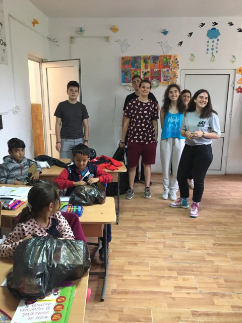 Liceenii de la Ovidius au dus cadouri micuților de la Galița și Gârlița