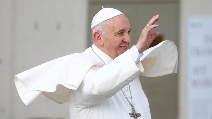 Coronavirus: Papa Francisc îşi schimbă obiceiurile, salutându-i pe credincioşi de la distanţă