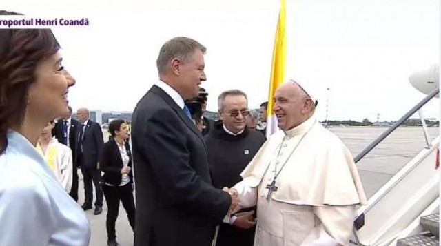 Papa Francisc a ajuns pe pământ românesc. A fost întâmpinat de Klaus Iohannis