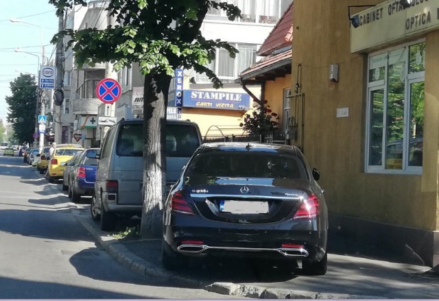 PARCHEZ CA UN BOU... pe trotuar, în centrul Constanței!