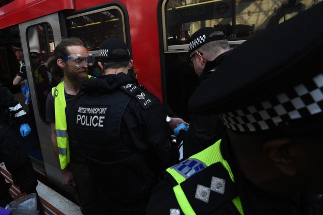 Marea Britanie: Un bărbat de 25 de ani, acuzat de terorism şi tentativă de crimă după ce a înjunghiat două persoane la Manchester