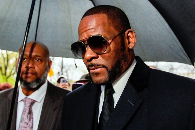 SUA - Cântăreţul R Kelly vizat de 11 noi capate de acuzare pentru agresiune şi abuz sexual