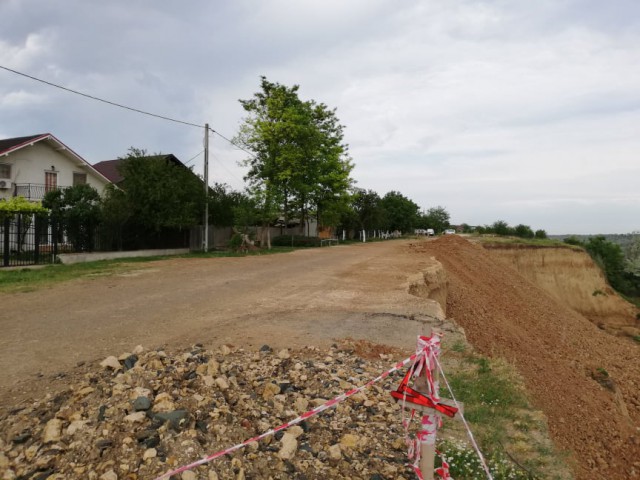 Cumpăna: se efectuează lucrări de reabilitare a malului stâng al Canalului, pe strada unde s-a surpat terenul. VIDEO