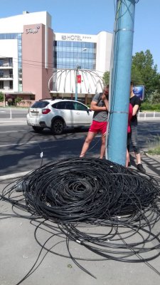 Continuă tăierea cablurilor neetichetate, pe principalele artere din Constanța