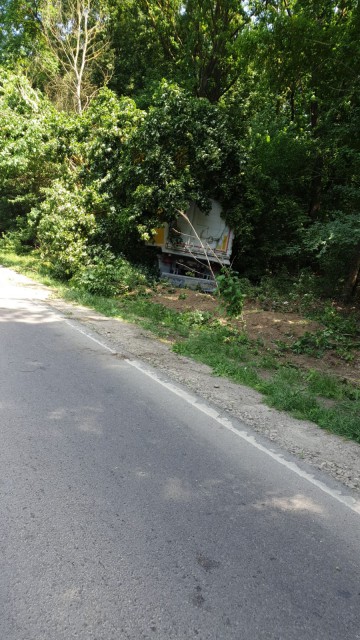 ACCIDENT la Valu lui Traian: a intrat cu TIRUL în PĂDURE după ce i-a EXPLODAT un PNEU!
