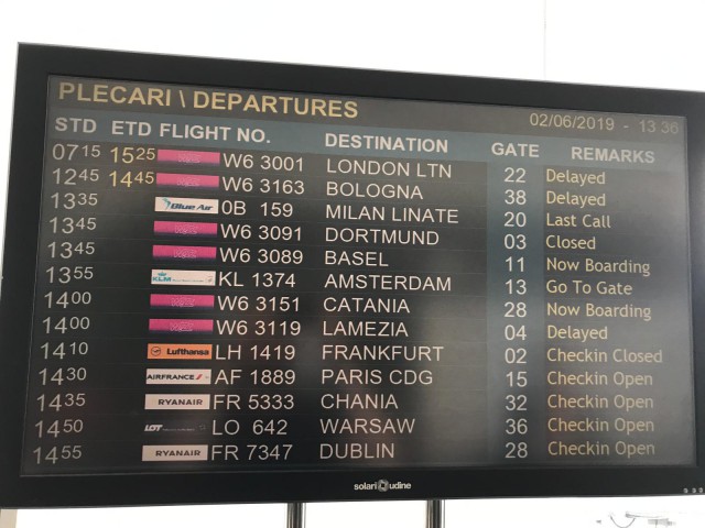BĂTAIE DE JOC! Cursă Wizz Air, care ar fi trebuit să decoleze dimineaţă, întârziere de 10 ore!