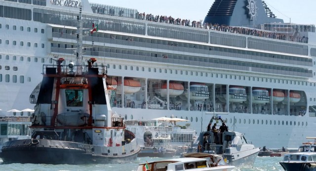 Panică la Veneţia, unde o navă de croazieră a scăpat de sub control