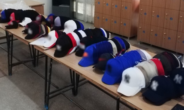 Articole vestimentare 'de firmă' aduse din Turcia și ascunse într-o mașină, descoperite la Ostrov!